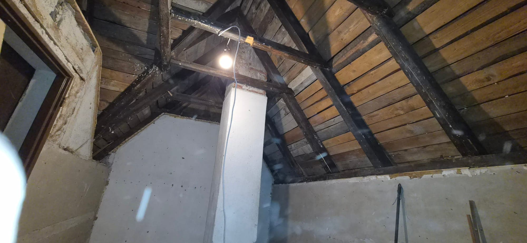 Odkrytý drevený krov na poschodí, strop bez obkladu