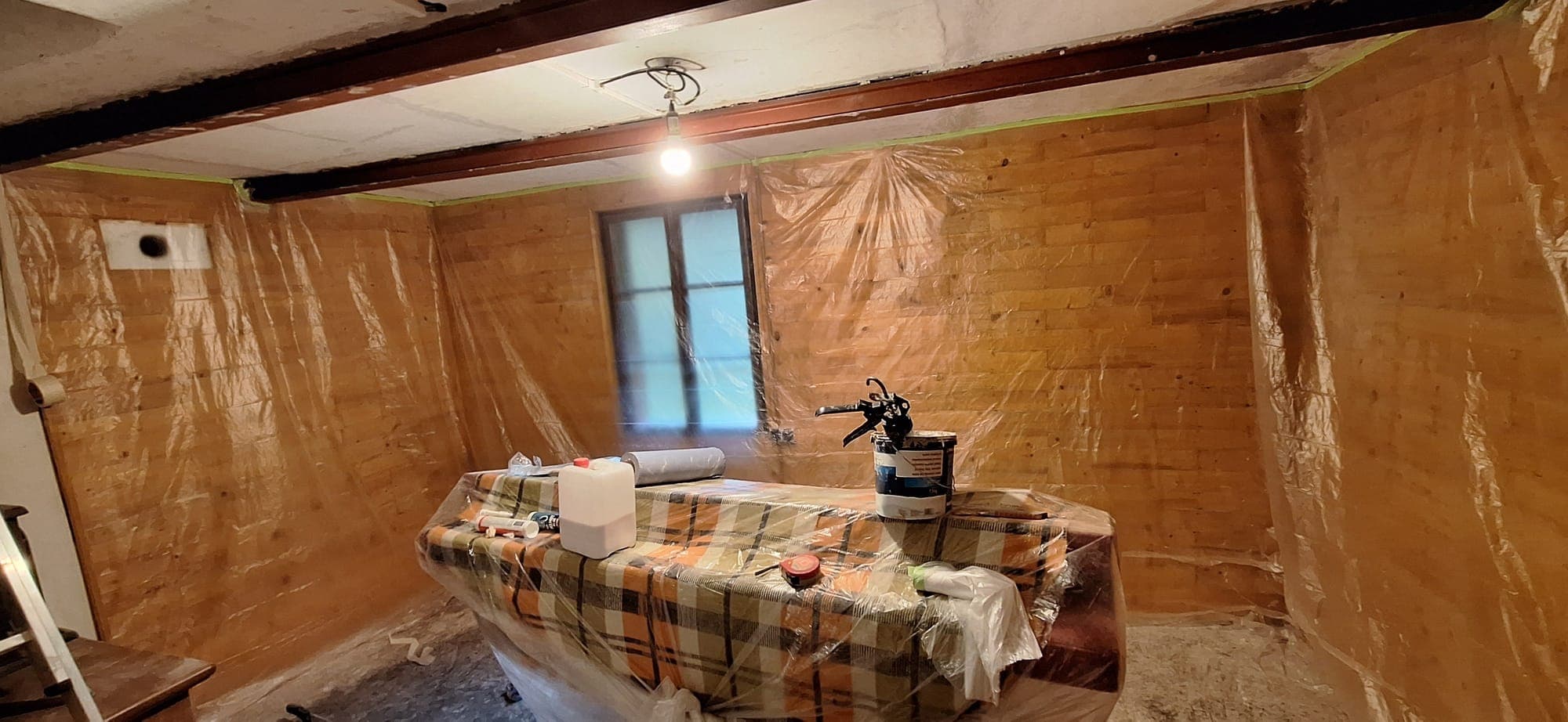 Prízemie zakryté fóliou pred maľovaním