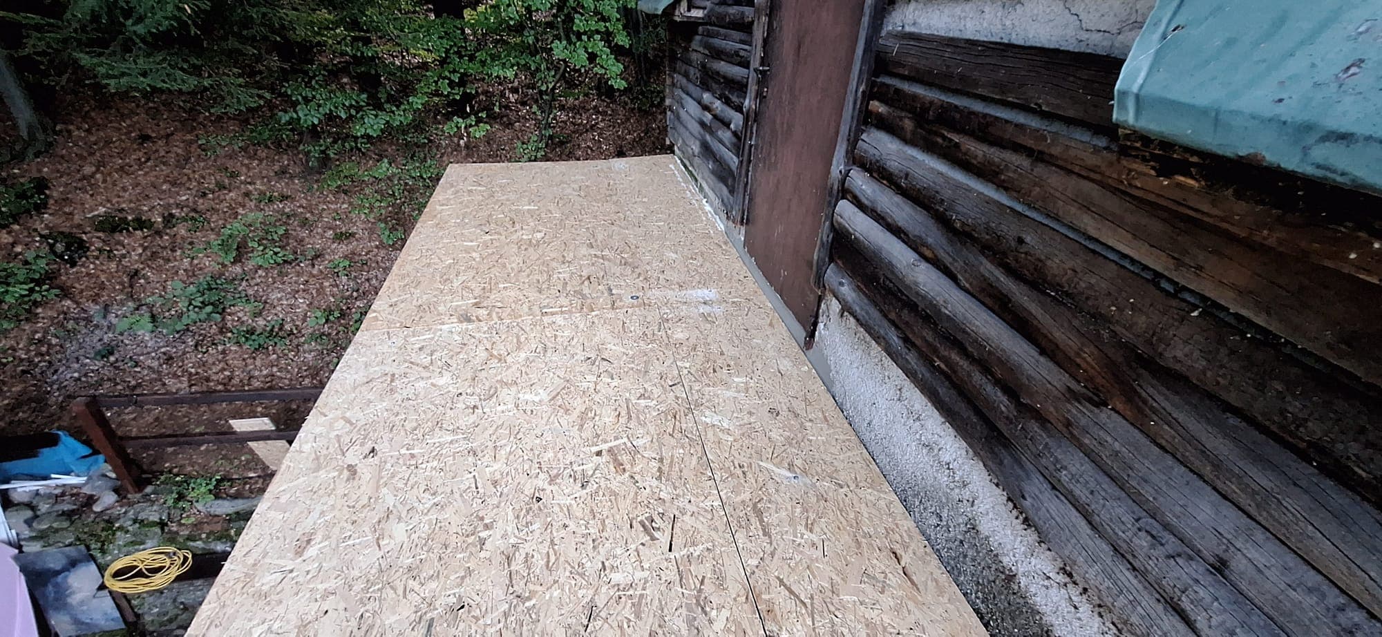 Terasa spevnená OSB doskami pozdĺž drevenej steny