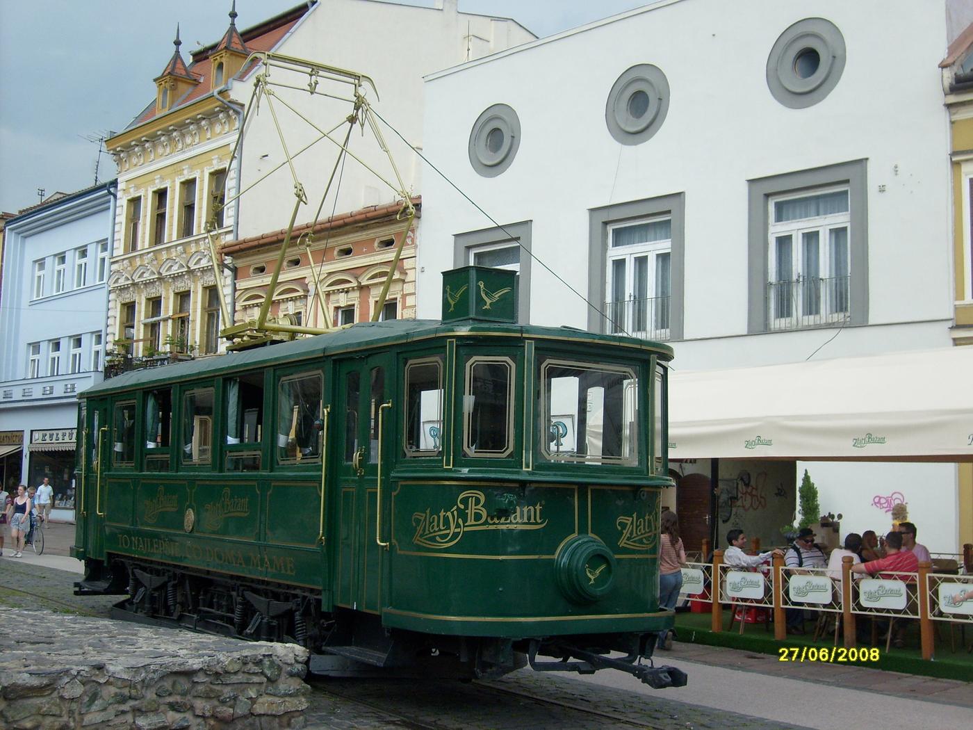 Historická zelená električka vystavená na námestí v Košiciach
