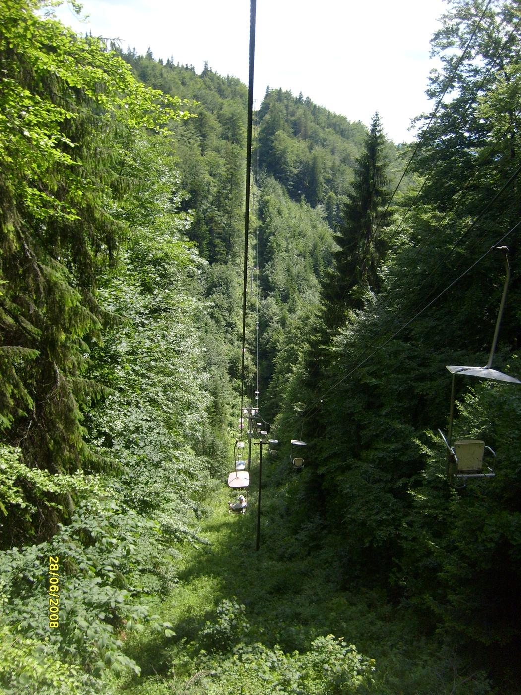 Sedačková lanovka nad lesom v Slovenskom raji