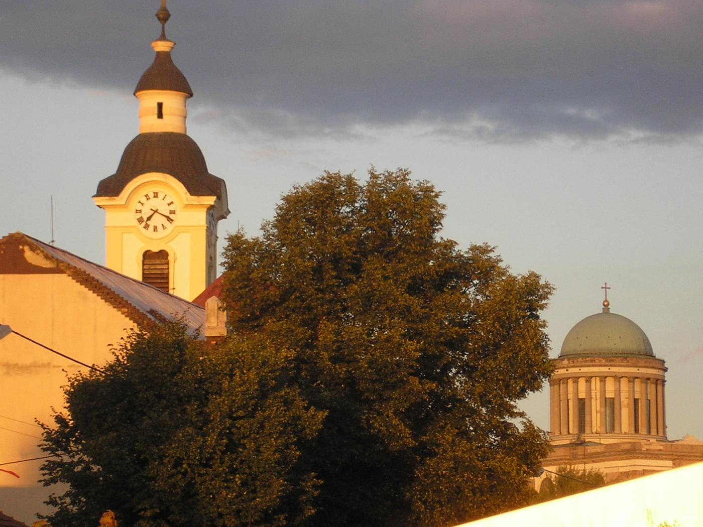 Bazilika v Ostrihome a vežička kostola vo večernom svetle