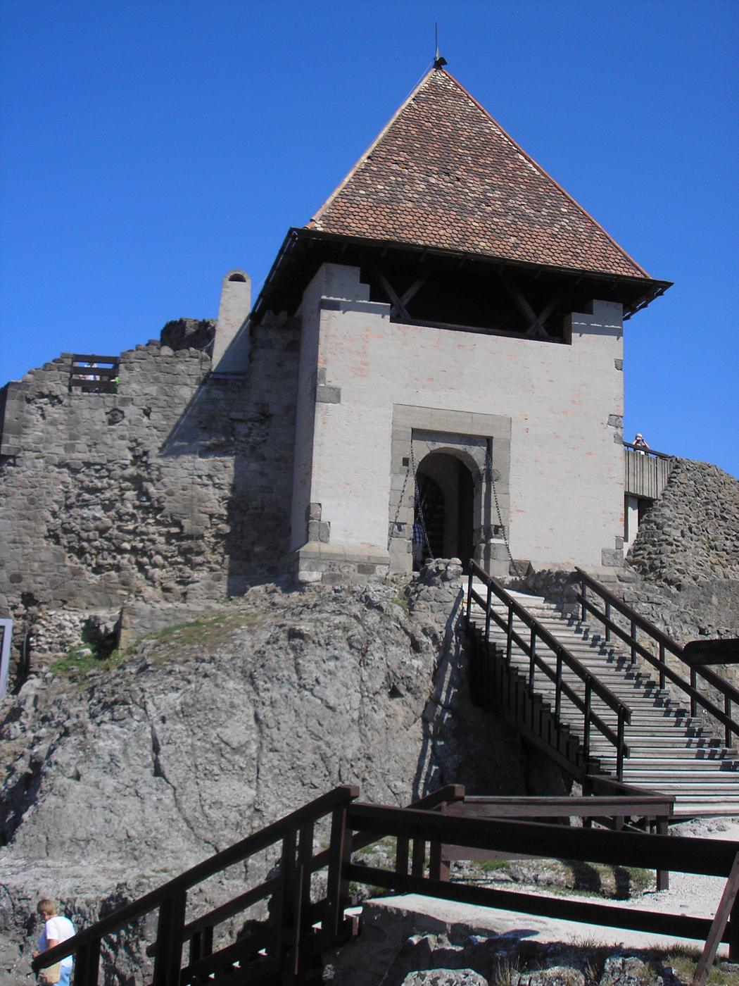 Veža stredovekého hradu s kamennými schodmi