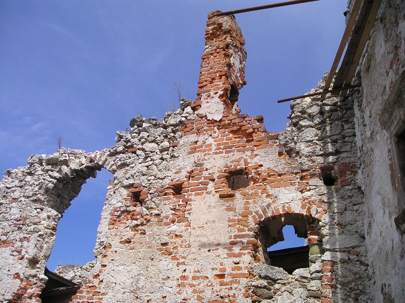 Tehlový štít zrúcaniny Uhrovského hradu