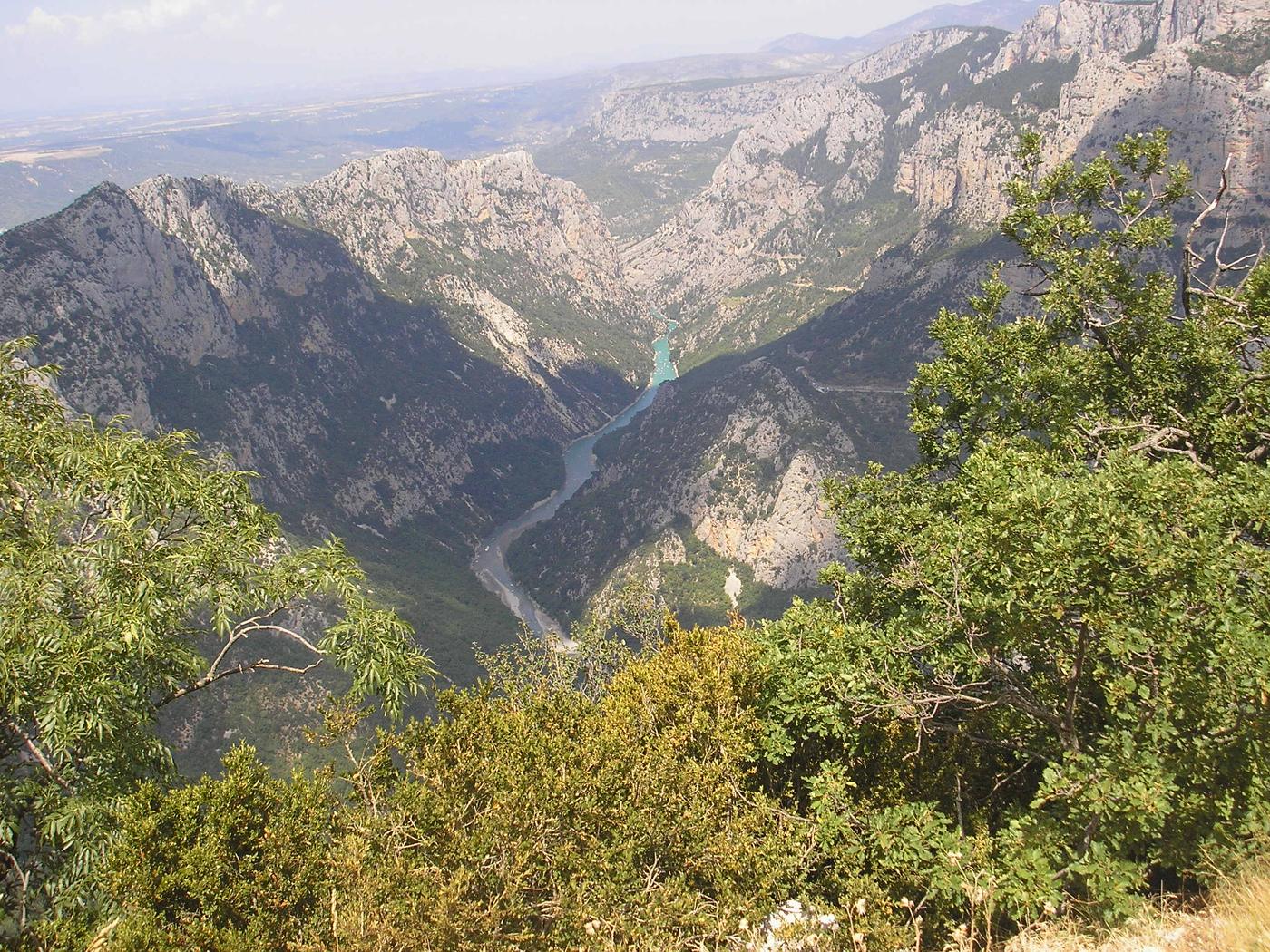 Verdonský kaňon s tyrkysovou riekou hlboko medzi bralami