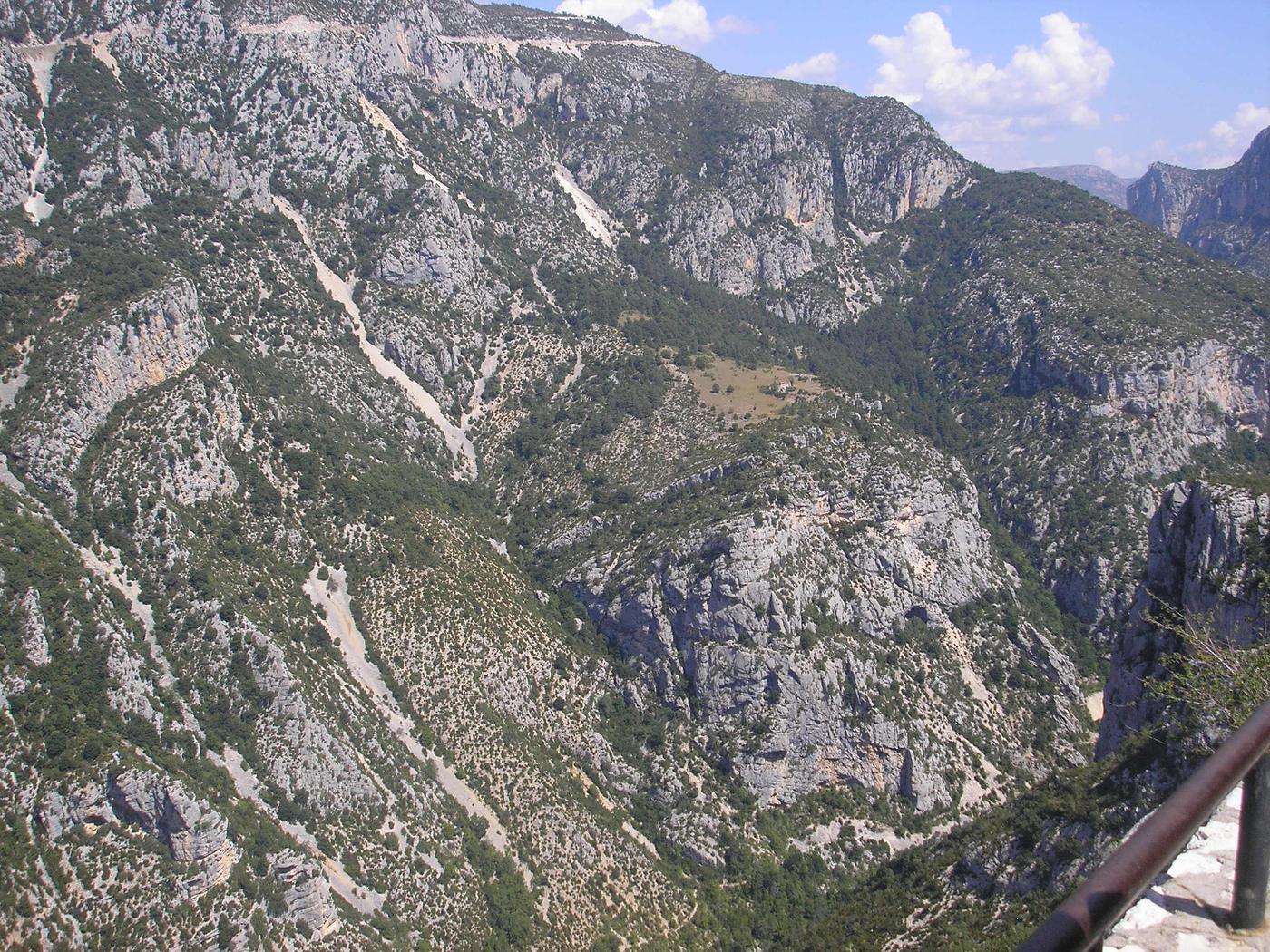 Vápencové bralá nad kaňonom Verdon