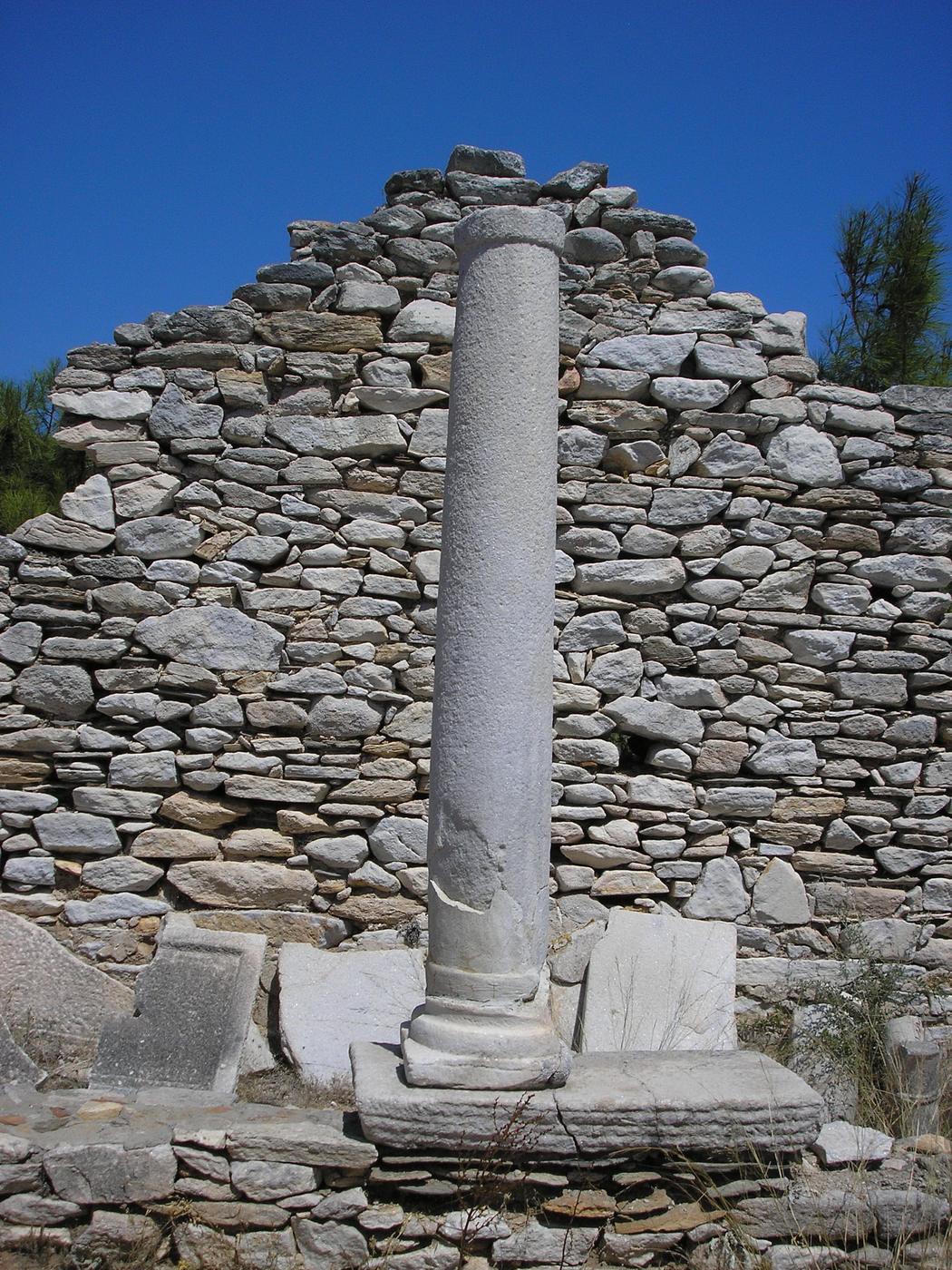 Antický stĺp v kamennej ruine