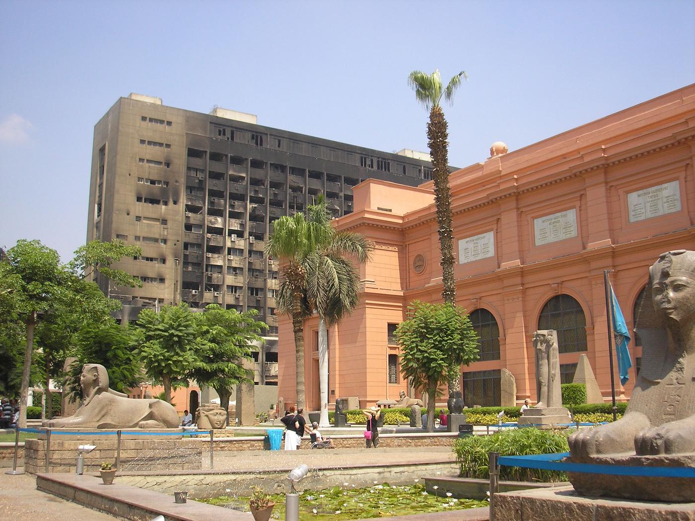 Egyptské múzeum v Káhire s palmami pred vchodom