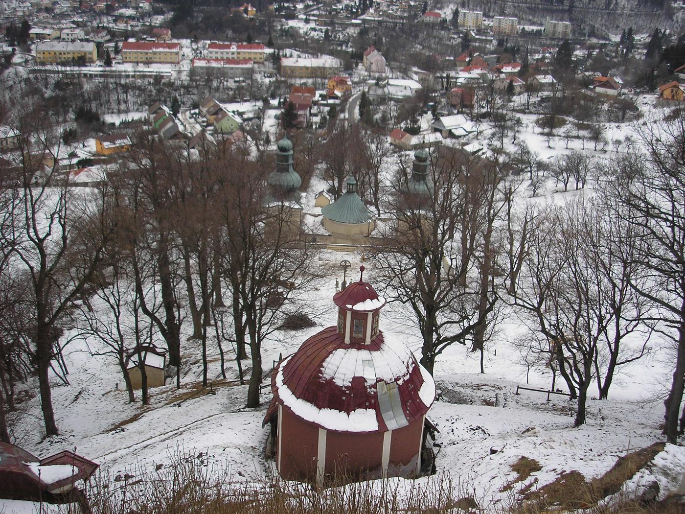 Zasnežené kaplnky Kalvárie a mesto pod nimi