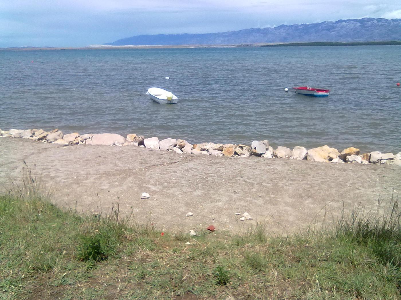 Plytká zátoka a pláž v Nine, v diaľke Velebit