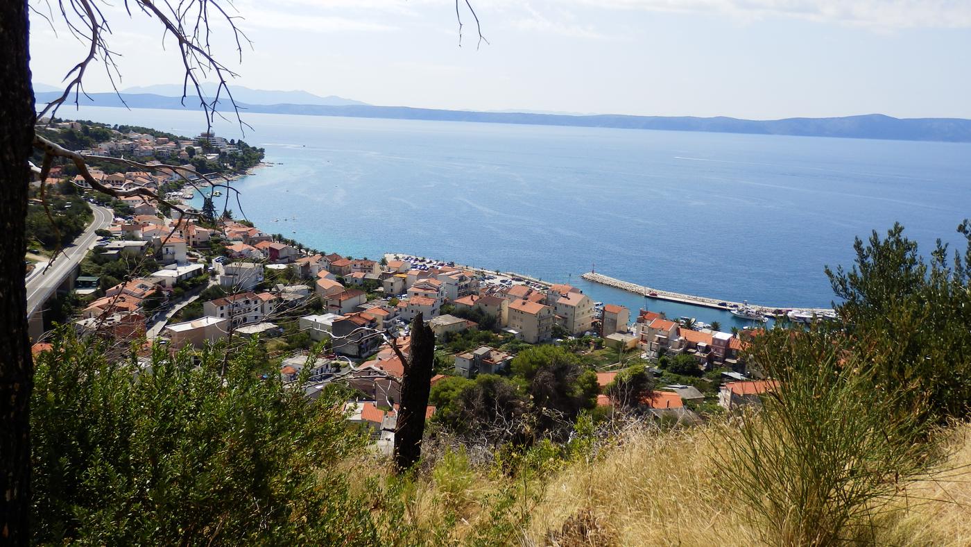 Podgora a more z kopca, ostrovy na obzore