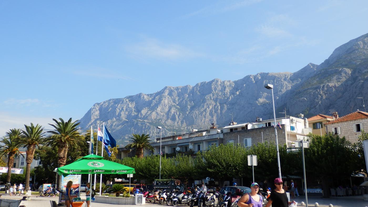 Pohorie Biokovo nad pobrežnou promenádou