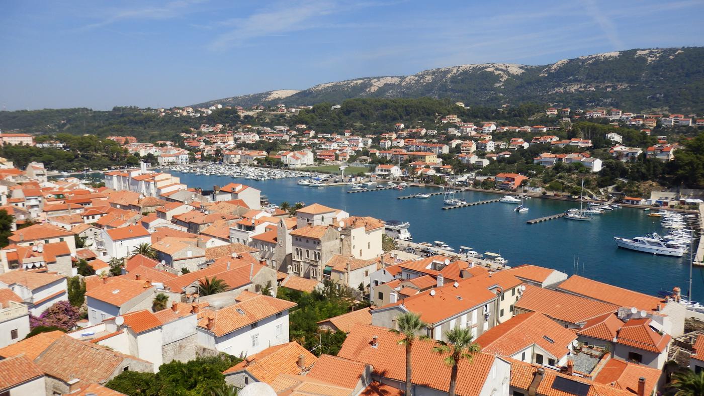 Mesto Rab s červenými strechami a prístavom z veže
