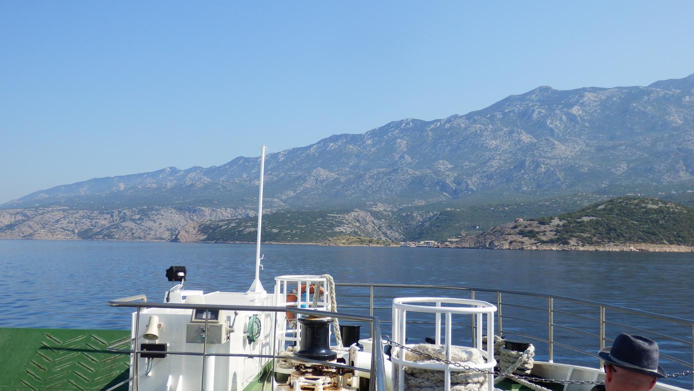 Velebit nad morom z paluby trajektu