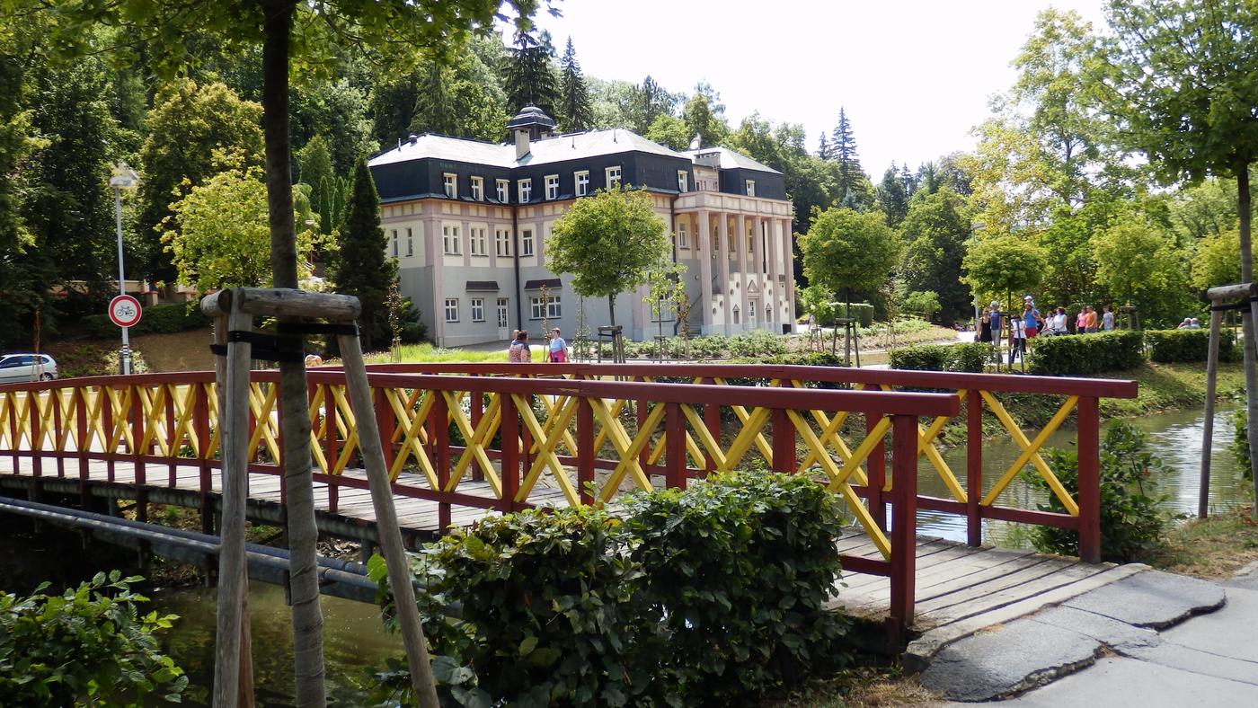 Červený mostík a kúpeľný dom