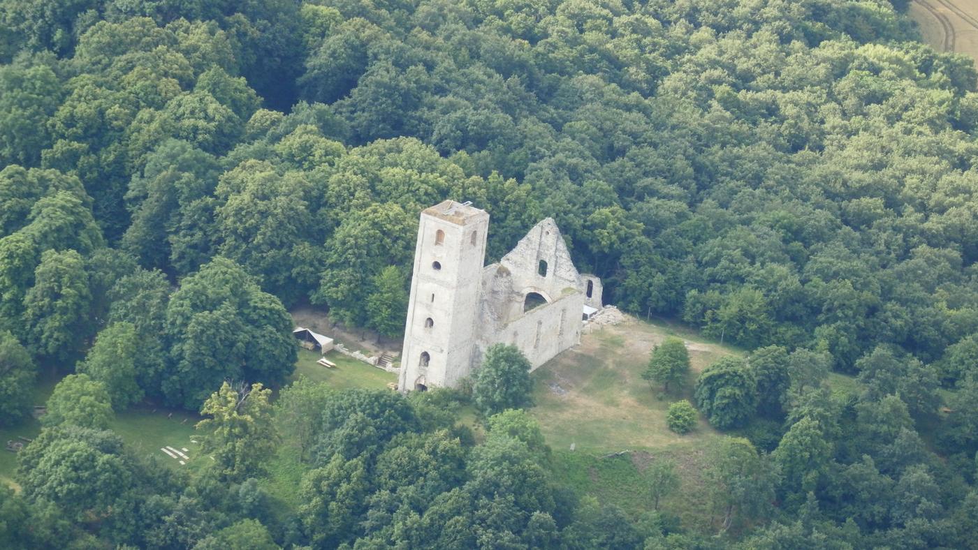 Ruina kláštora Katarínka v lese z balóna