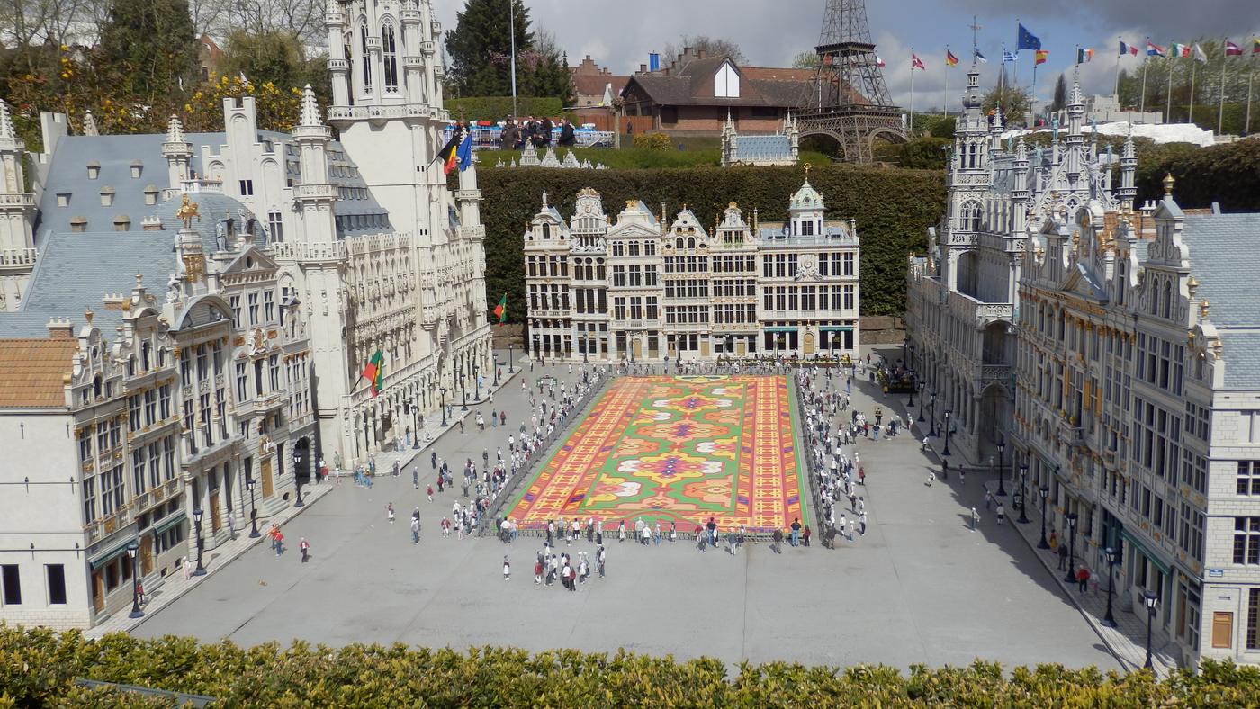 Model Grand-Place s kvetinovým kobercom v Mini-Europe