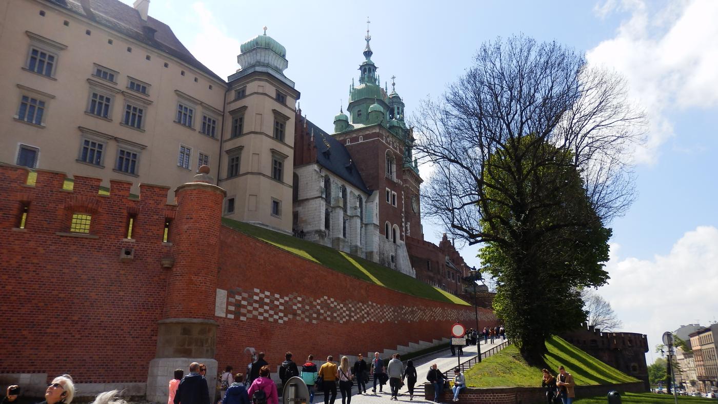Hradby Wawelu a zelený svah