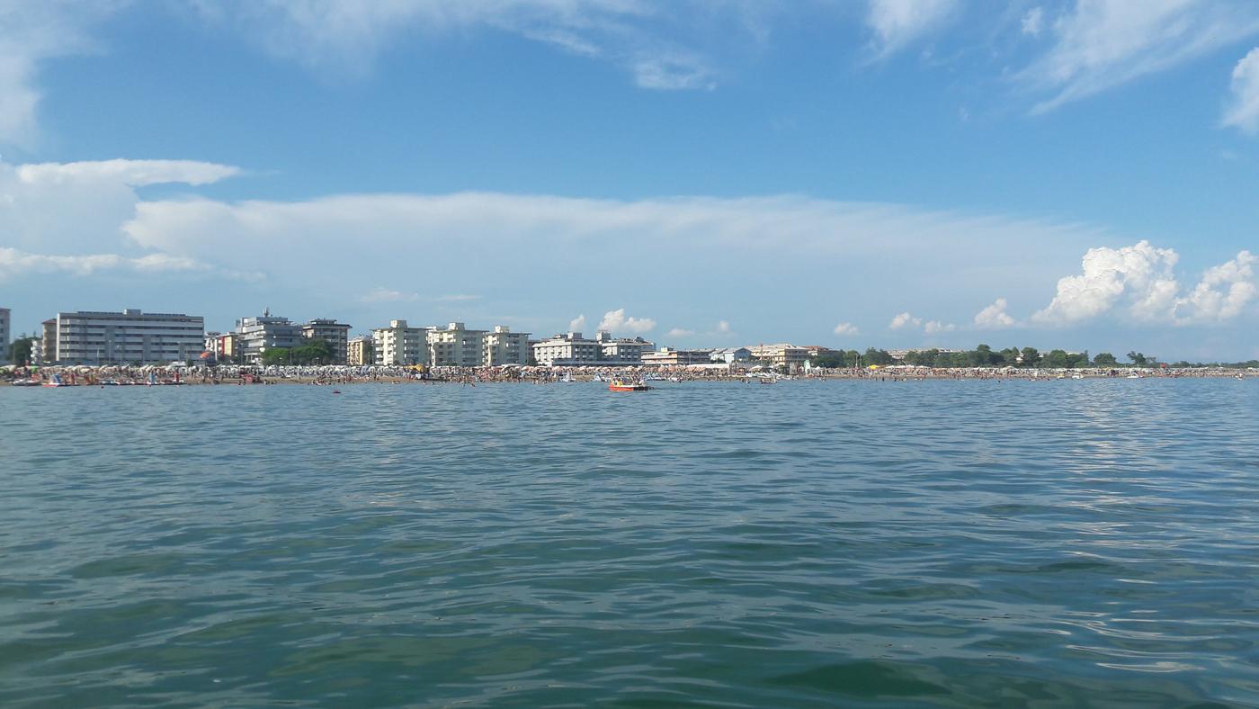 Pobrežie Bibione z mora