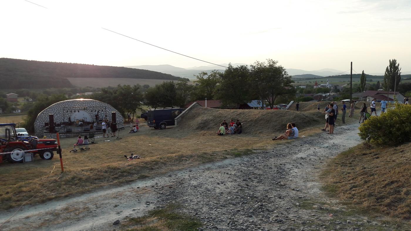 Rad pivníc v tokajskej vinárskej obci