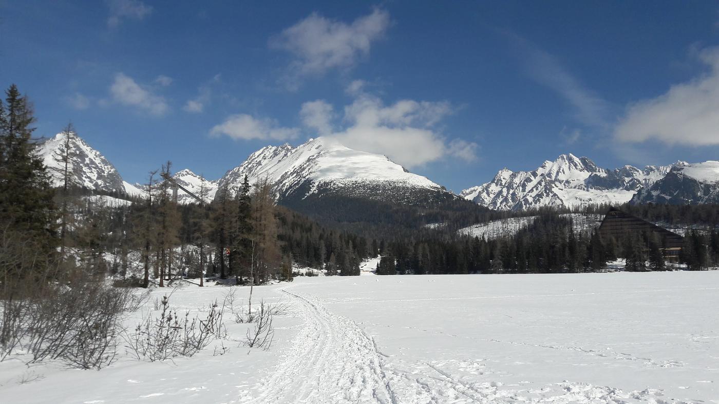 Štrbské pleso pod snehom a štíty Tatier