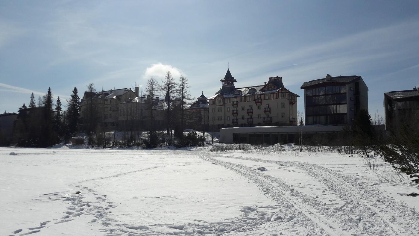 Hotel nad zamrznutým Štrbským plesom