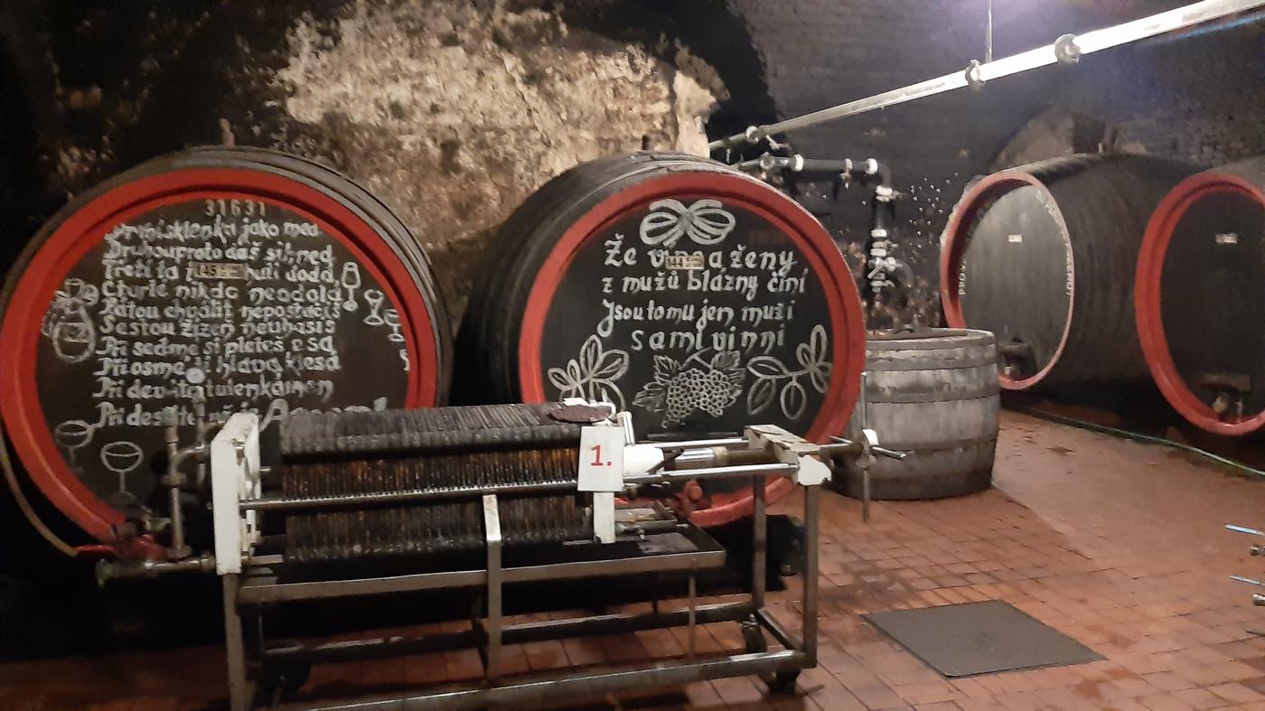Veľké sudy v zámockej pivnici