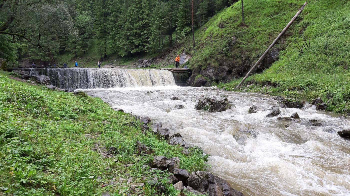 Horská bystrina s kaskádou