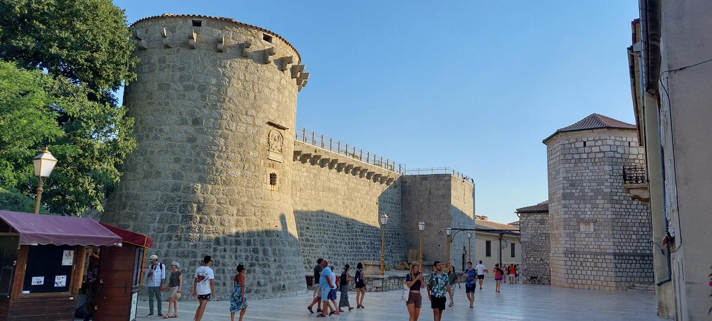 Hradby a veža Frankopanského hradu v meste Krk