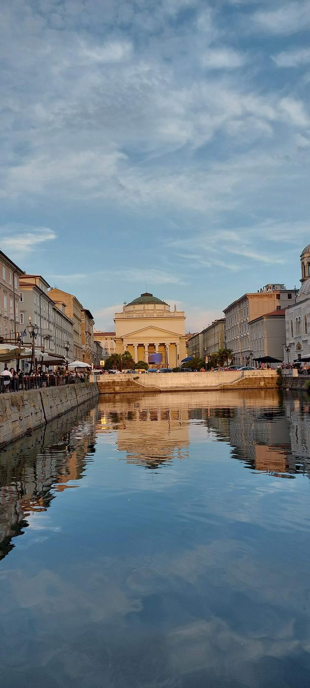 Canal Grande v Terste s kostolom na konci