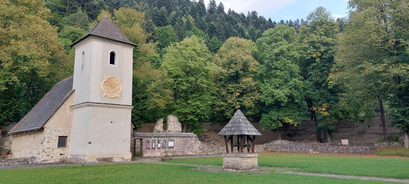 Červený Kláštor s kostolom a záhradou