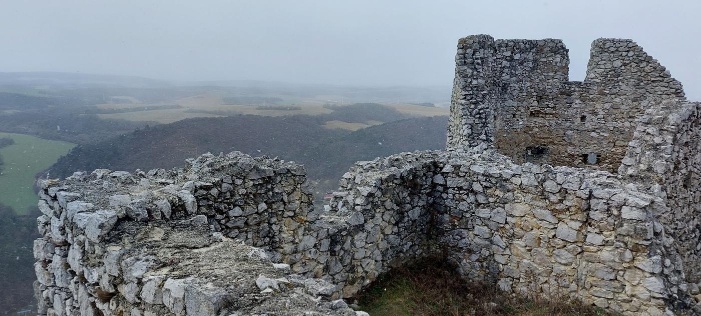 Zrúcanina Čachtického hradu a krajina pod ním