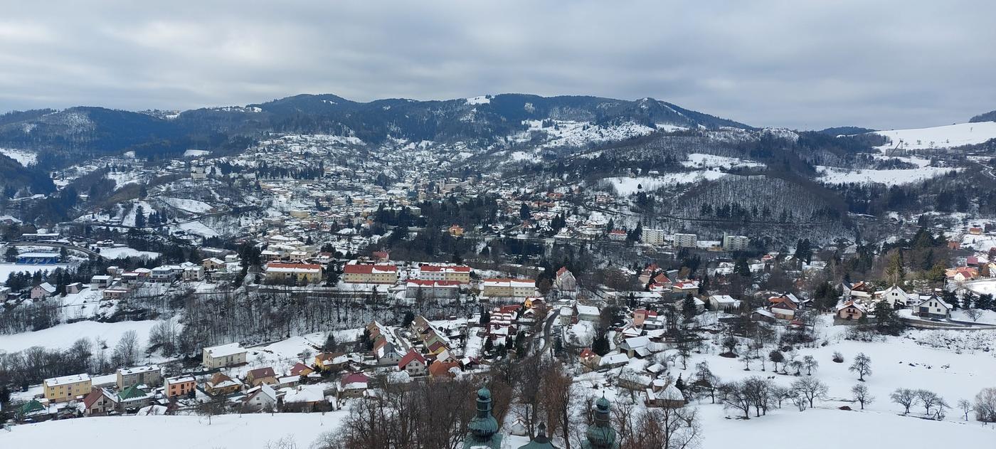 Zasnežená Banská Štiavnica a okolité vrchy
