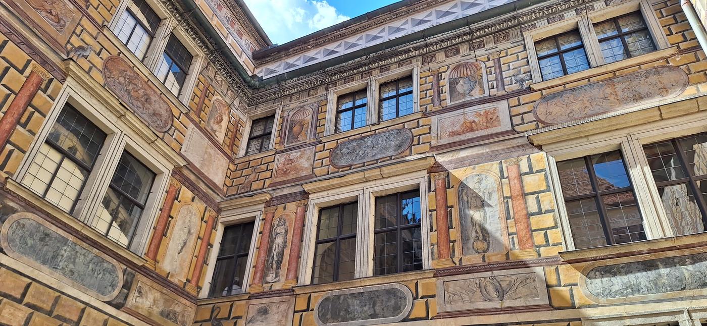 Maľovaná fasáda nádvoria zámku Český Krumlov