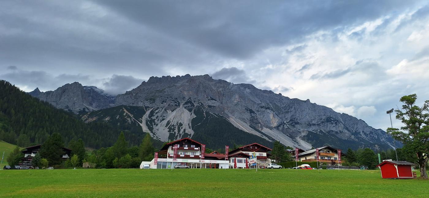 Masív Dachstein nad lúkami v Ramsau