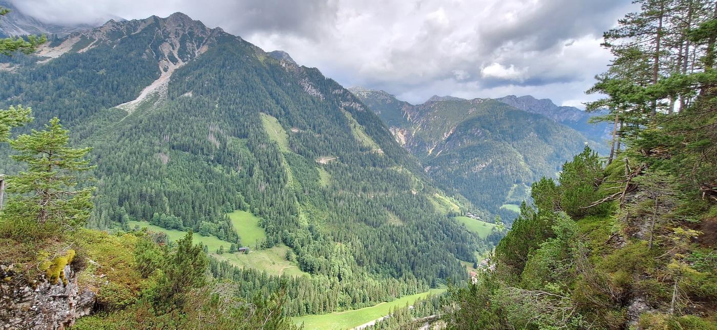Alpská dolina z vyhliadky