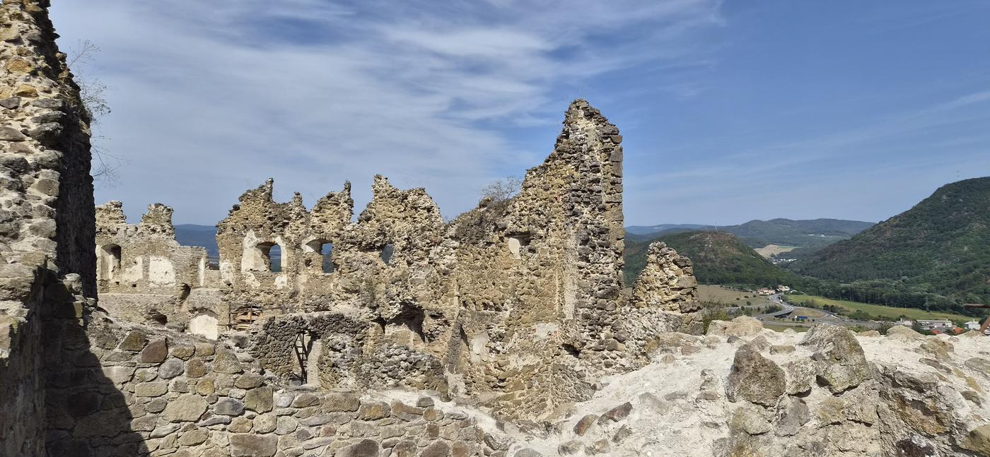 Zrúcanina Šášovského hradu nad údolím Hrona