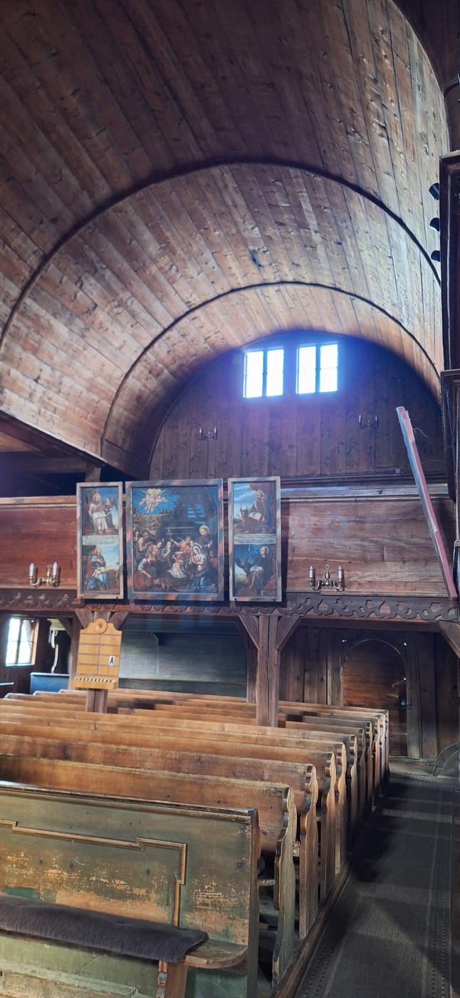 Interiér dreveného kostola v Hronseku