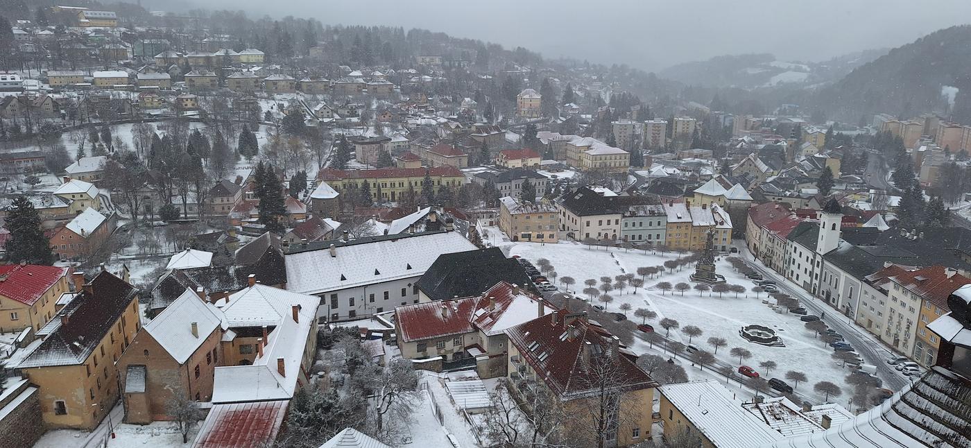 Zasnežená Kremnica z hradu