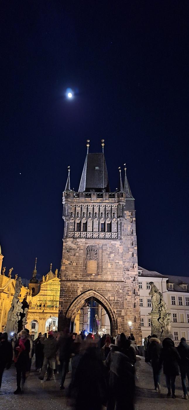 Staromestská mostecká veža v noci